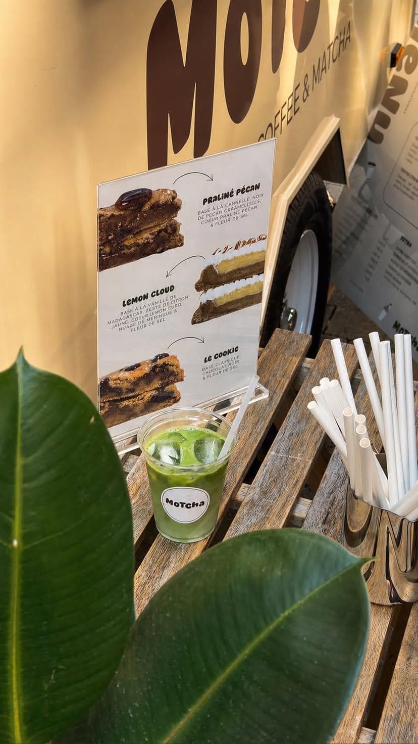 Barista Motcha préparant un matcha latte
